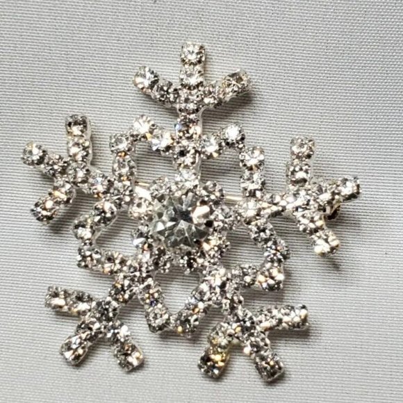 Vintage Sparkly SNOWFLAKE Rhinestone Brooch Christmas Pin 1-1/2 inch - Picture 1 of 7